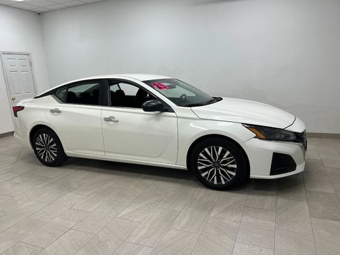 Used 2025 Nissan Altima 2.5 SV FWD image 11