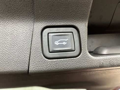 Used 2023 GMC Acadia SLE w/ Driver Convenience Package image 13