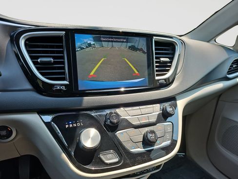 Used 2023 Chrysler Pacifica Touring-L FWD image 28