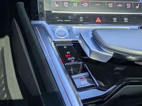 Used 2019 Audi e-tron Prestige AWD/4WD image 25