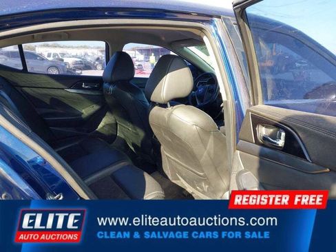 Used 2017 Nissan Maxima SR w/ Interior Lighting Package image 16