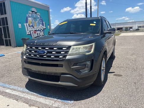 Used 2017 Ford Explorer Limited w/ Equipment Group 301A FWD image 7