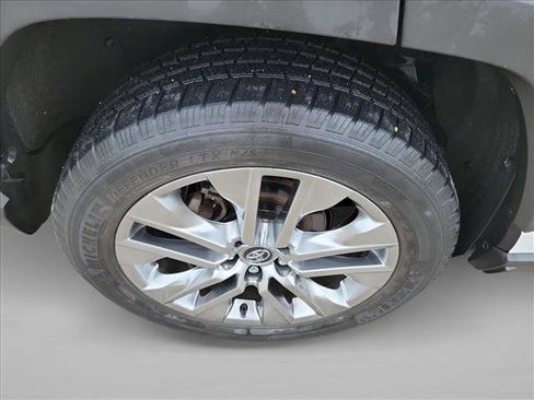 Used 2020 Toyota RAV4 XLE Premium FWD image 11