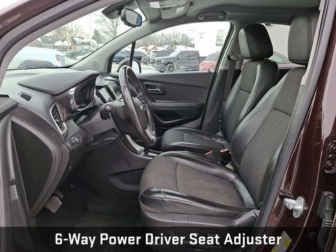 Used 2021 Chevrolet Trax LT w/ LT Convenience Package image 16