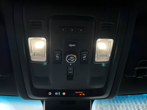 Used 2023 Chevrolet Suburban Premier image 22