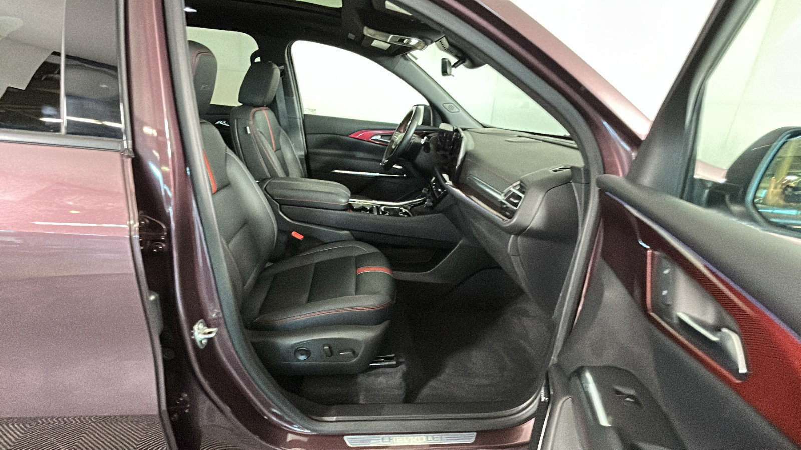 Used 2025 Chevrolet Traverse RS w/ LPO, Floor Liner Package AWD/4WD image 37