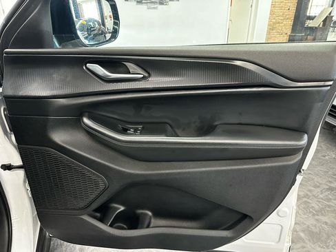 Used 2024 Jeep Grand Cherokee Altitude image 18