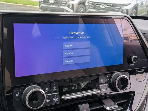 Used 2023 Toyota Highlander XLE AWD/4WD image 25