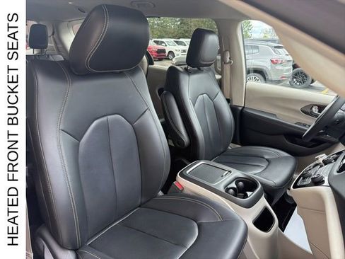 Used 2024 Chrysler Pacifica Touring-L FWD image 5
