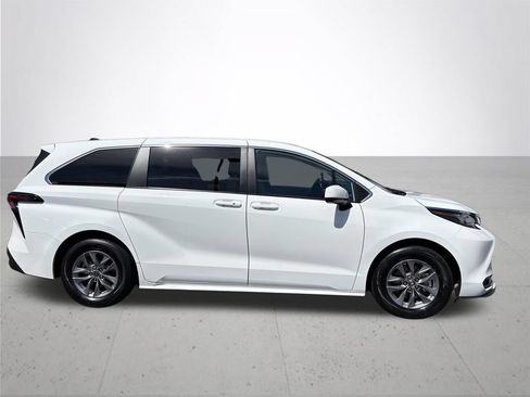 Used 2023 Toyota Sienna LE AWD/4WD image 6