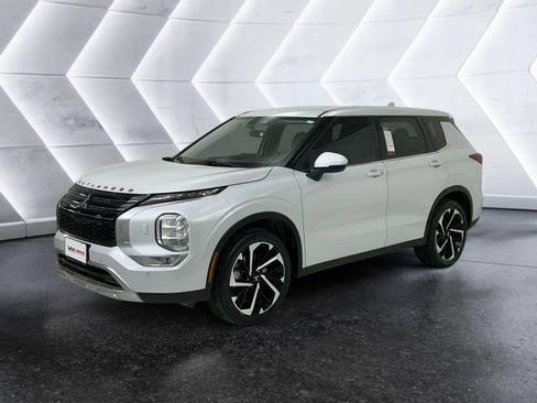Used 2023 Mitsubishi Outlander SE image 3