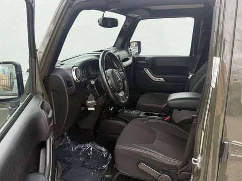 Used 2015 Jeep Wrangler Unlimited Sahara w/ Connectivity Group AWD/4WD image 11