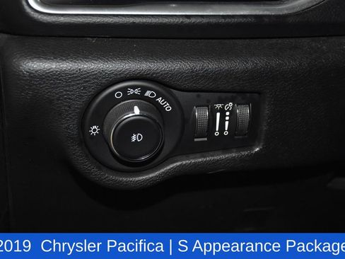 Used 2019 Chrysler Pacifica Touring Plus w/ Advanced Safetytec Group FWD image 9
