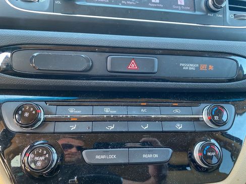 Used 2019 Kia Sedona EX image 22