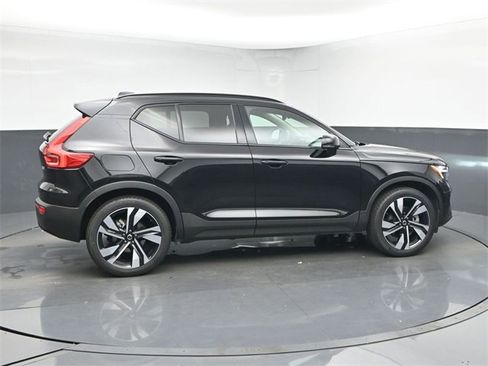 Used 2024 Volvo XC40 B5 Plus w/ Climate Package image 8
