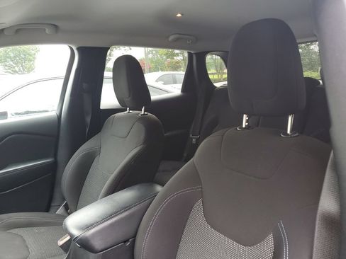 Used 2020 Jeep Cherokee Latitude FWD image 17