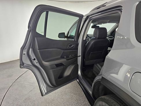 Used 2023 GMC Acadia SLT FWD image 17