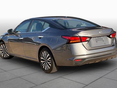 Used 2025 Nissan Altima 2.5 SV FWD image 11
