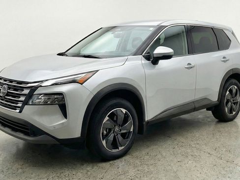 Used 2025 Nissan Rogue SV image 3