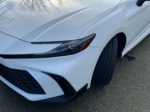 Used 2025 Toyota Camry SE image 3