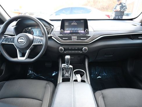 Used 2024 Nissan Altima 2.5 SV image 3