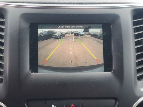 Used 2019 Jeep Cherokee Latitude Plus FWD image 22