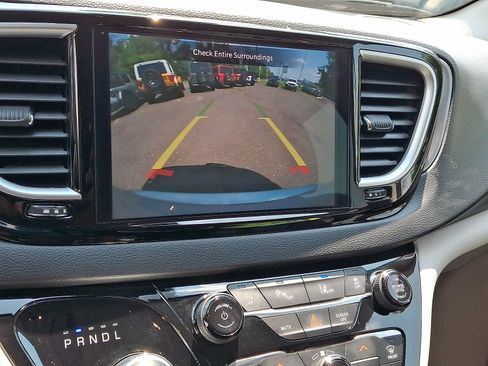 Certified 2023 Chrysler Pacifica Touring-L FWD image 21