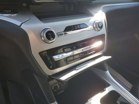 Used 2022 Ford Explorer XLT w/ Equipment Group 202A image 22