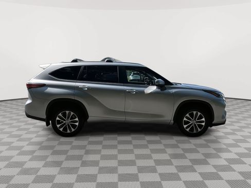 Used 2023 Toyota Highlander XLE AWD/4WD image 5