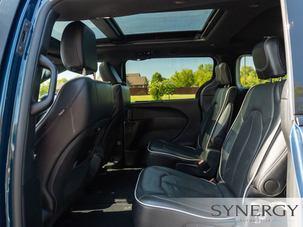 Used 2025 Chrysler Pacifica Limited FWD image 15