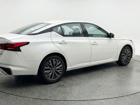 Used 2025 Nissan Altima 2.5 SV image 9