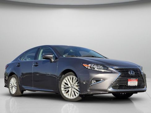 Used 2017 Lexus ES 350 w/ Luxury Package FWD image 2