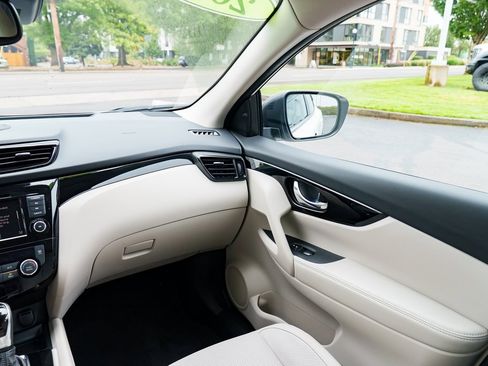 Used 2022 Nissan Rogue Sport SL w/ Premium Package image 10