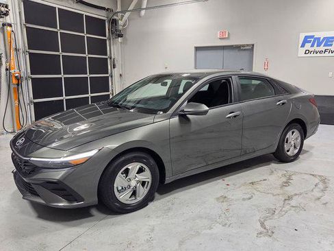New 2026 Hyundai Elantra SE FWD image 3