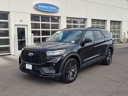 Used 2025 Ford Explorer ST-Line w/ ST-Line Street Pack AWD/4WD image 11