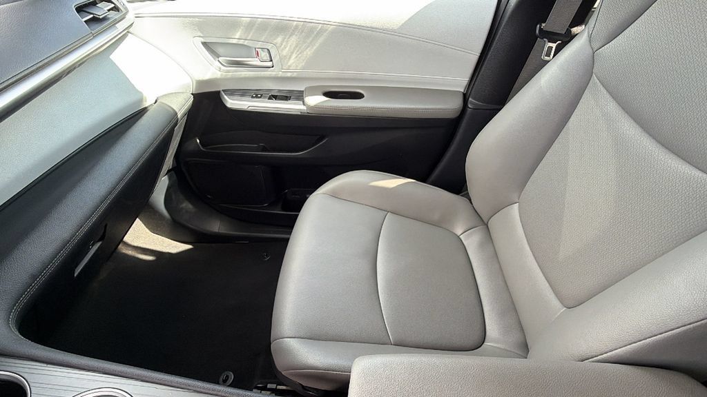 Certified 2025 Toyota Sienna XLE FWD image 12