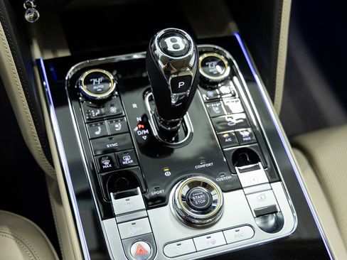 Used 2023 Bentley Flying Spur V8 image 30