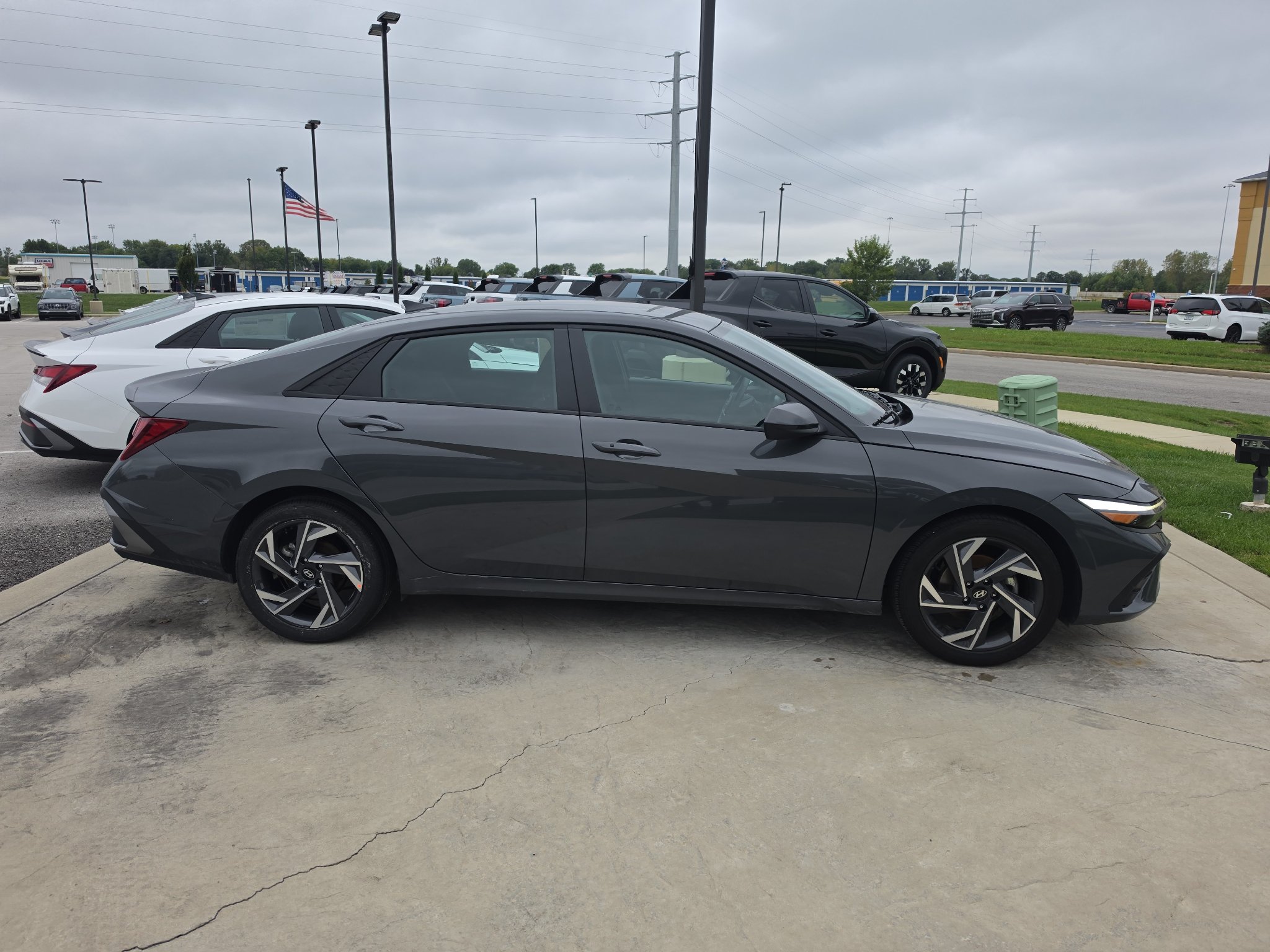 Used 2025 Hyundai Elantra Sport FWD image 4