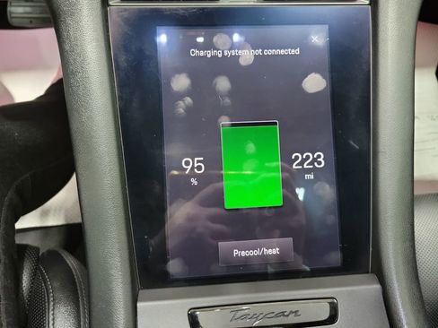 Used 2021 Porsche Taycan image 47