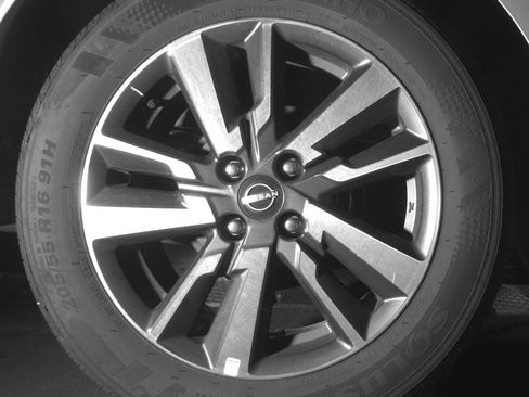 Used 2025 Nissan Versa SV FWD image 15