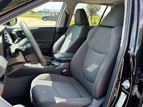 Used 2021 Toyota RAV4 XLE w/ Convenience Package FWD image 7
