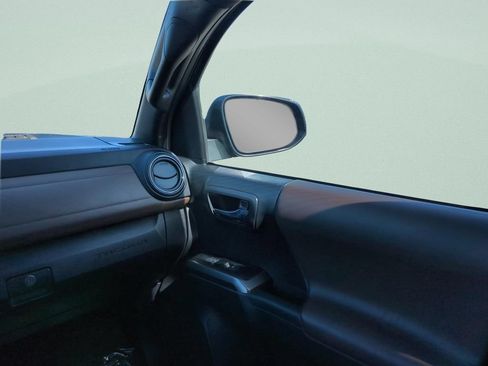 Used 2022 Toyota Tacoma Limited RWD image 16