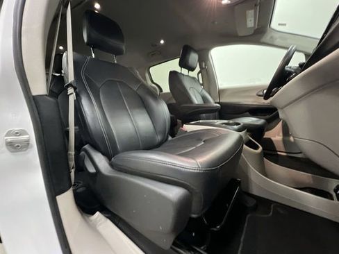 Used 2024 Chrysler Pacifica Touring-L image 26