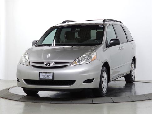 Used 2009 Toyota Sienna LE FWD image 3