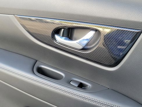 Used 2018 Nissan Rogue SL w/ Premium Package image 18