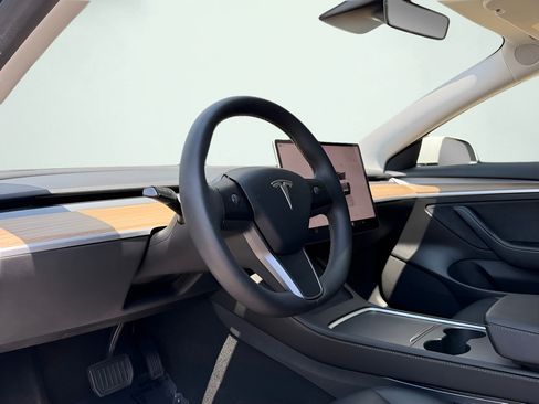 Used 2023 Tesla Model 3 Standard Range RWD image 2
