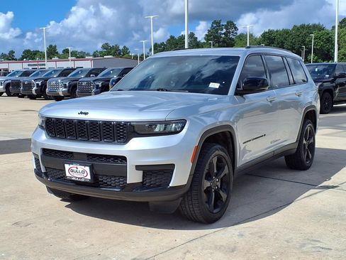 Used 2023 Jeep Grand Cherokee L Laredo RWD image 3