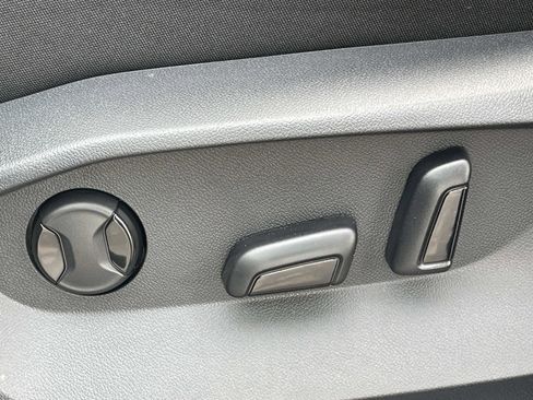 New 2026 Volkswagen Taos SE FWD image 17