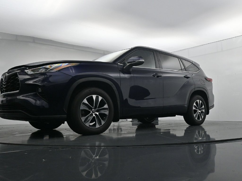Used 2024 Toyota Highlander XLE AWD/4WD image 37