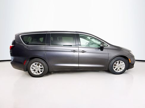 Used 2023 Chrysler Pacifica Touring-L FWD image 2